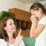 Nuôi dạy con “ngược đời”: Khi cha mẹ khóc lóc, giãy giụa để dạy con nín khóc