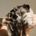 Vì sao tóc ngày càng khô xơ? Chuyên gia chỉ ra nguyên nhân từ dầu gội