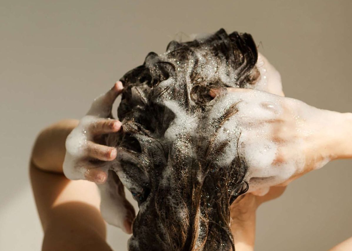 Vì sao tóc ngày càng khô xơ? Chuyên gia chỉ ra nguyên nhân từ dầu gội