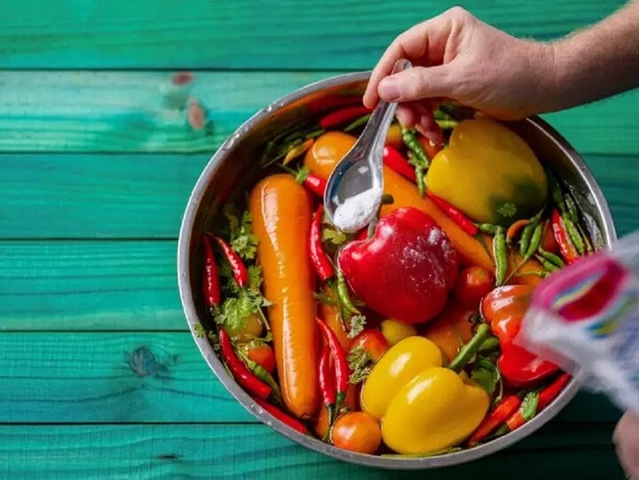 Tưởng sạch hơn, hóa ra phản tác dụng: Sai lầm phổ biến khi ngâm rau nước muối