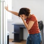 Chóng mặt khi đứng dậy: Dấu hiệu cơ thể đang “cảnh báo” điều gì?