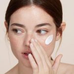 Chăm sóc da toàn diện: Đừng bỏ quên hai vùng dễ lão hóa này