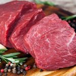 Tại sao đầu bếp khuyên không nên dùng muối khi ướp thịt bò?