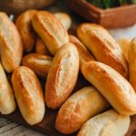 Bánh mì để lâu có ăn được không? Nhận biết nhanh qua những dấu hiệu này