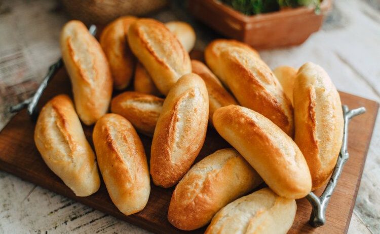 Bánh mì để lâu có ăn được không? Nhận biết nhanh qua những dấu hiệu này