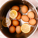 Luộc trứng với chanh: Mẹo nhỏ nhưng hiệu quả lớn