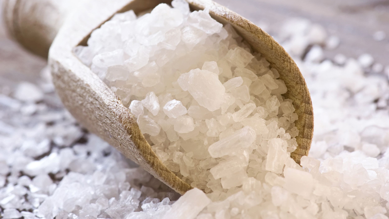 Ăn quá nhiều muối nguy hiểm thế nào? Tác hại ngắn hạn và lâu dài ít người để ý