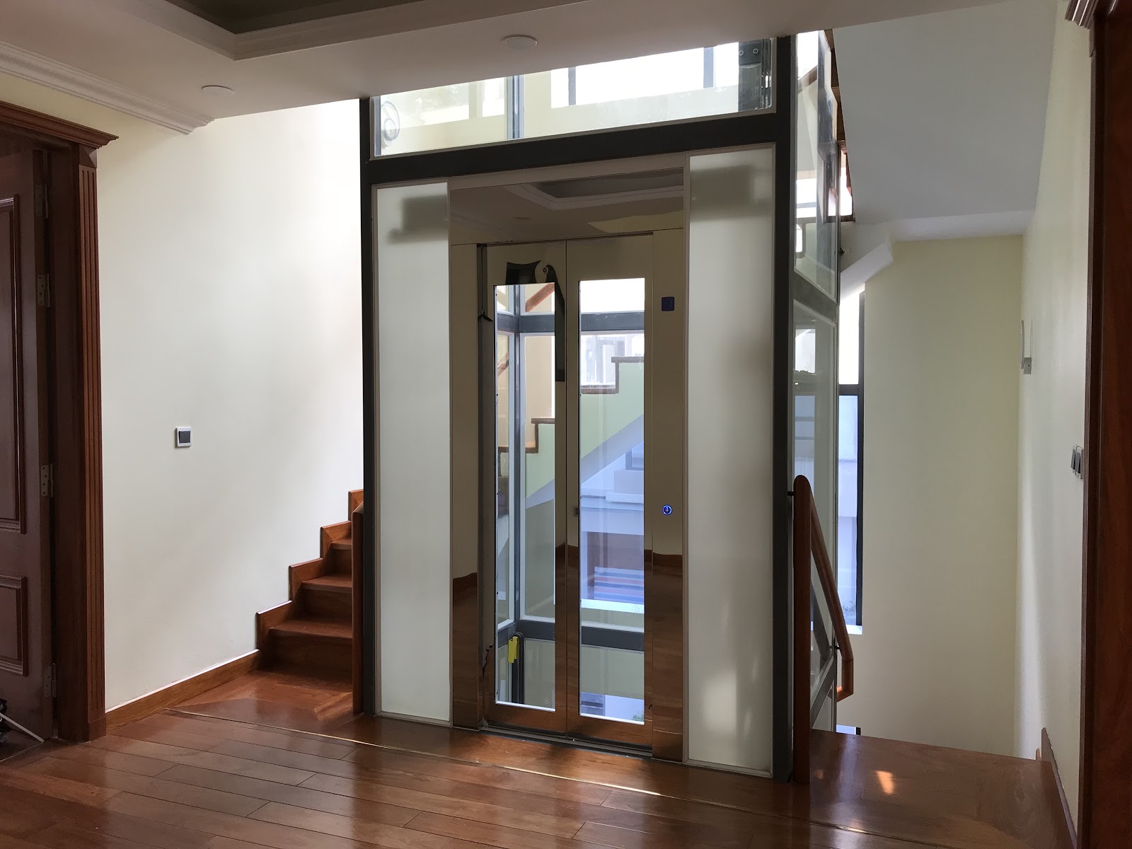 Có nên lắp thang máy trong nhà? Lợi ích và những lưu ý quan trọng cần biết