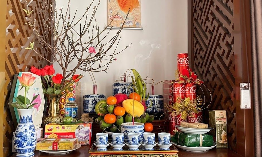 Chén nước trên bàn thờ gia tiên mang ý nghĩa gì trong tín ngưỡng Việt?