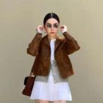 Phụ nữ ngoài 40 mặc chân váy ngắn thế nào để vừa sang vừa trẻ