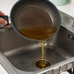 Vì sao không nên đổ dầu mỡ xuống cống dù đã xả nước nóng?