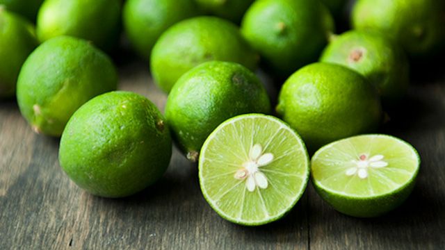 Một mẹo nhỏ với chanh giúp tủ lạnh sạch mùi mà không cần hóa chất