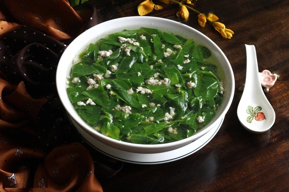 Mẹo nhỏ giúp canh rau ngót ngon chuẩn vị: Vò trước khi nấu