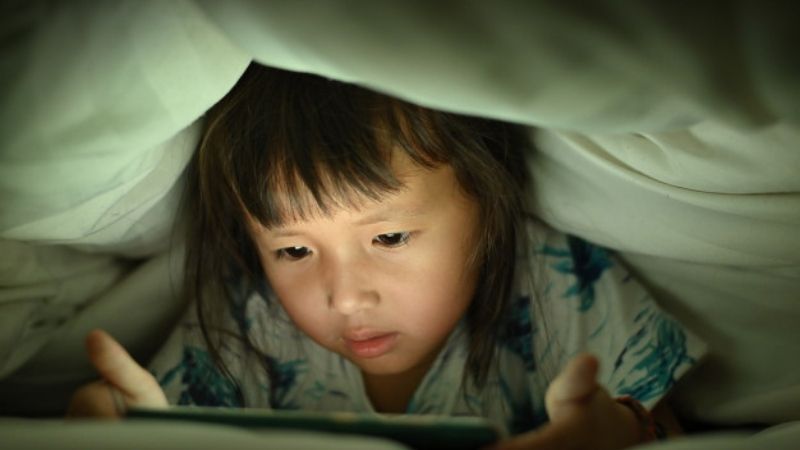 Chuyên gia cảnh báo tác hại của ánh sáng xanh với mắt trẻ em