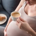 Bà bầu uống cà phê được không? Sự thật về caffeine trong thai kỳ