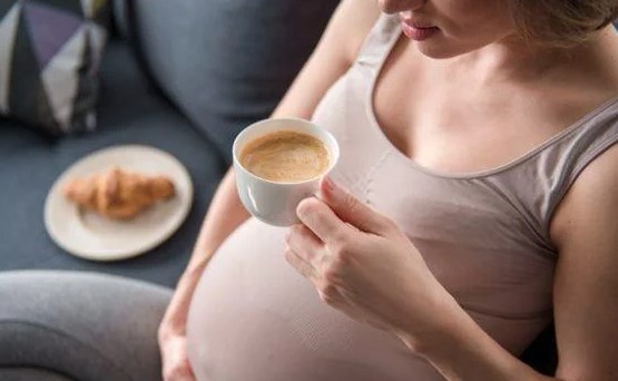 Bà bầu uống cà phê được không? Sự thật về caffeine trong thai kỳ
